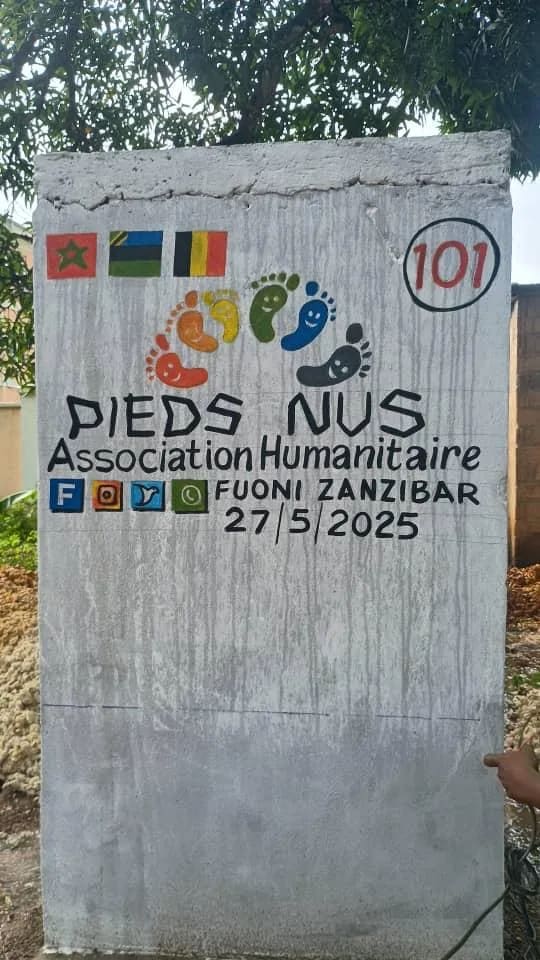 Stèle du point d'eau Pieds Nus n° 101 à Fuoni, Zanzibar, inauguré le 27 mai 2025