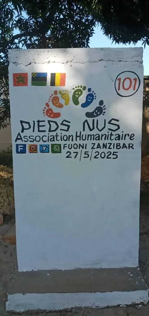 Stèle du point d'eau Pieds Nus n° 101 à Fuoni, Zanzibar, avec le logo de l'association