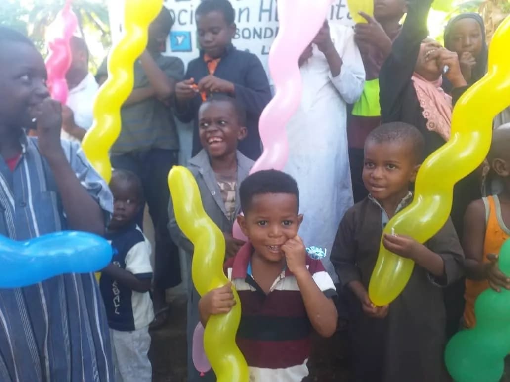 Enfants et adolescents rieurs tenant des ballons à Zanzibar