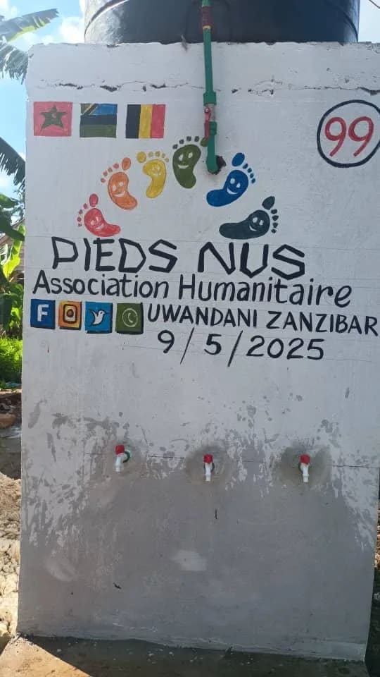 Stèle du point d'eau n° 99 à Uwandani, Zanzibar, datée du 9 mai 2025